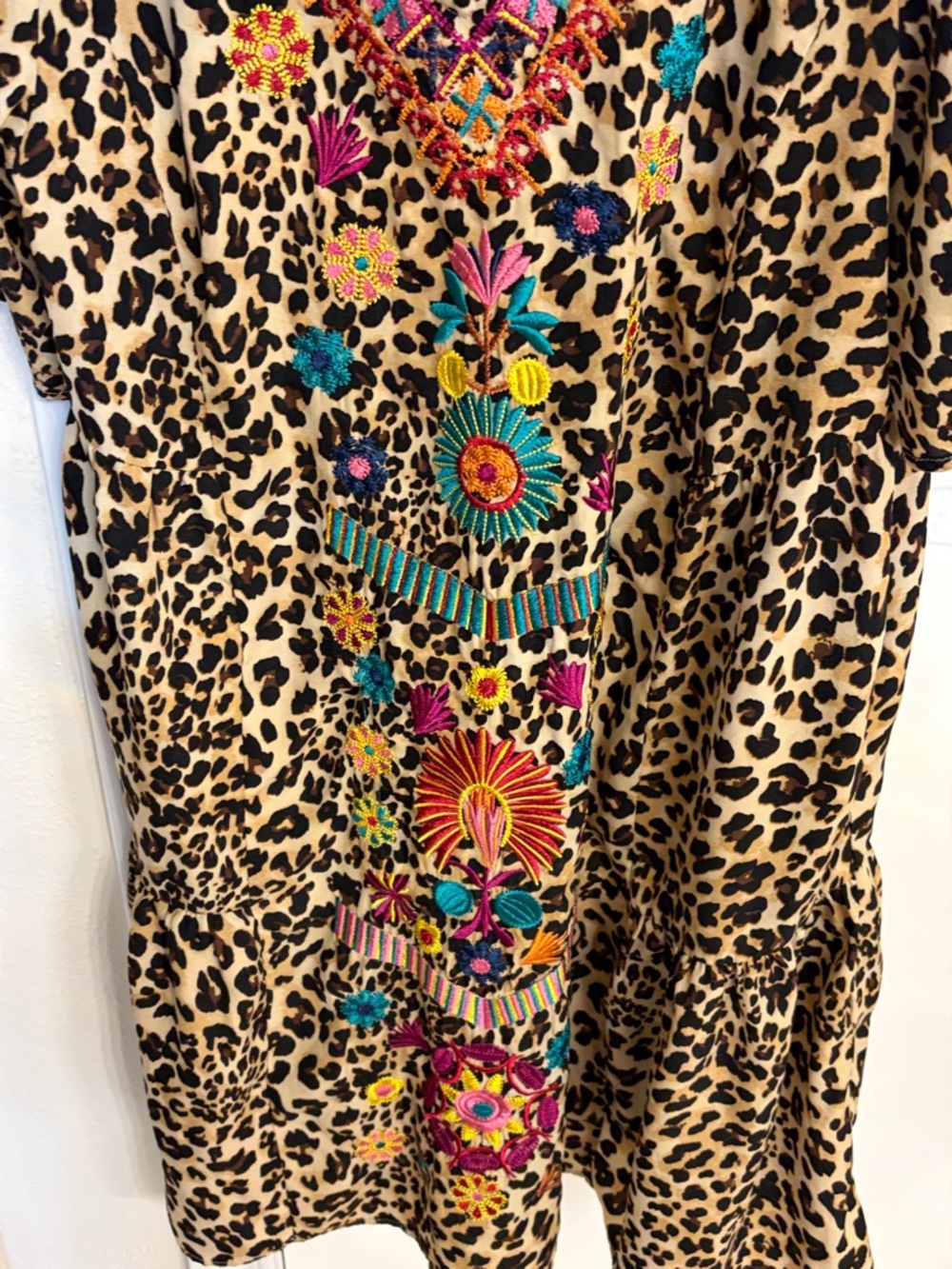 See And Be Seen PreOwned Wide Flutter Sleeves Bright Embroidered Size Medium - Picture 6 of 7